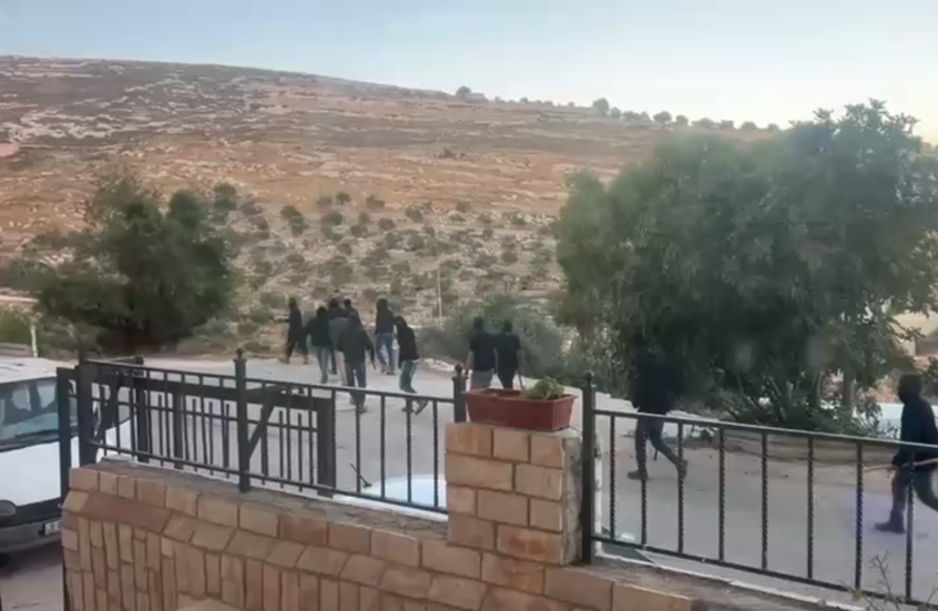 مستوطنون يهاجمون منازل الفلسطينيين في قرية دير جرير شرق رام الله (فيديو) - صورة مميزة صورة مميزة: مستوطنون يهاجمون منازل الفلسطينيين في قرية دير جرير شرق رام الله (فيديو)