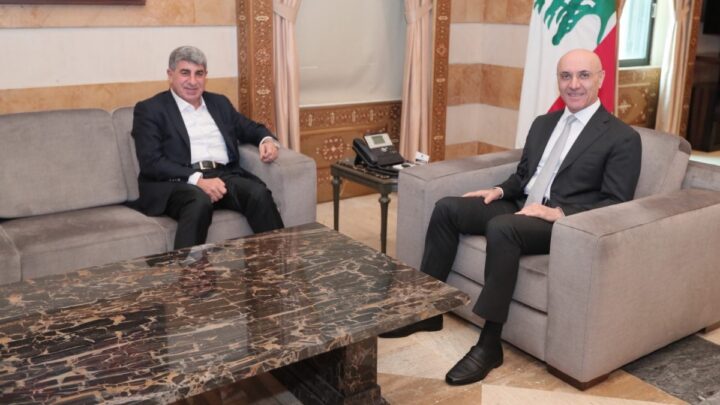 الحجار يؤكد مواصلة ضبط مخالفات النقل البري والعمالة غير الشرعية في القطاع