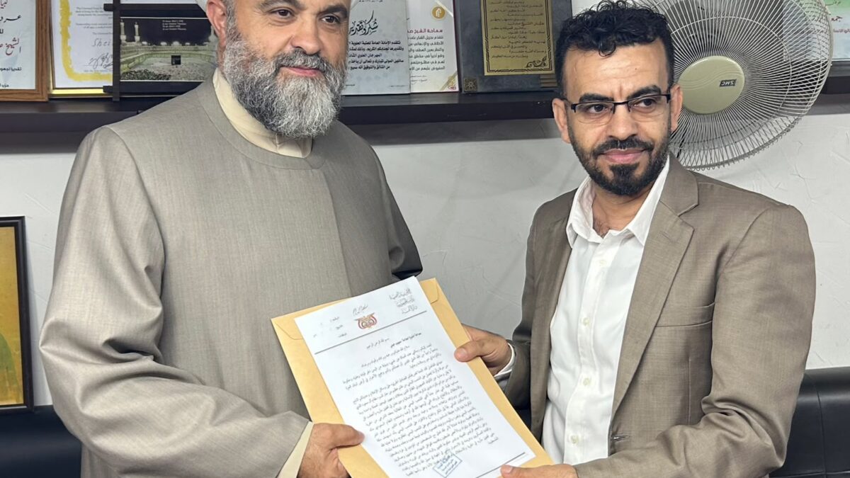 مفتي الديار اليمنية يبعث رسالة تقدير إلى الشيخ صهيب حبلي عبر الدبلوماسي علي الزهري