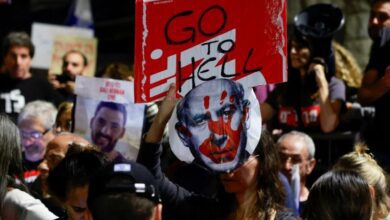 الغضب يتصاعد على نتنياهو.. محتجون يحتشدون أمام منزله