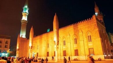 شاهد.. مسجد الإمام الحسين بالقاهرة قبلة الزوار من كل أنحاء العالم برمضان