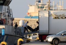 اخبار مترجمة : محاكمة تسعة مصريين في اليونان بسبب غرق سفينة بيلوس القاتلة | أخبار اللاجئين