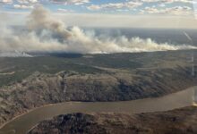 اخبار مترجمة : صدرت أوامر الإخلاء مع تزايد حرائق الغابات بالقرب من منطقة ألبرتا النفطية في كندا | أخبار البيئة