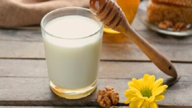 4 فوائد لتناول الحليب بالعسل الأبيض