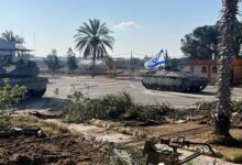 اخبار مترجمة : إسرائيل تسيطر على معبر حدودي رئيسي في غزة في الوقت الذي تشن فيه هجوما على رفح | أخبار الحرب الإسرائيلية على غزة