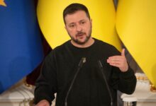 اخبار مترجمة : زيلينسكي الأوكراني يقيل رئيس حرس الدولة بسبب مؤامرة اغتيال | أخبار الحرب بين روسيا وأوكرانيا