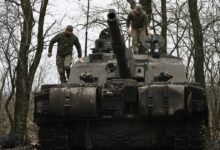 اخبار مترجمة :أوكرانيا وروسيا تتسابقان لحماية الدبابات القتالية من انفجار الطائرات بدون طيار