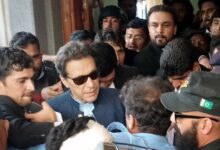 اخبار مترجمة : هل يستطيع عمران خان وجيش باكستان إصلاح أوضاعهما بعد عام من الاشتباكات العنيفة؟ | أخبار السياسة