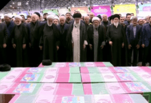إيران | الإمام الخامنئي يؤم صلاة الجنازة على الشهداء رئيسي ورفاقه في جامعة طهران