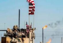 استهداف القاعدة الأمريكية بحقل العمر النفطي بدير الزور السورية بـ3 صواريخ