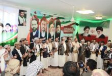 المسؤولون اليمنيون يوقعون سجل التعازي في السفارة الايرانية بصنعاء