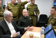 نتنياهو ووزير جيش الاحتلال وقادة إسرائيل العسكريين/ رويترز