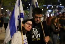 عائلات الأسرى الإسرائيليين: حكومتنا تخلت عن أبنائنا وتركتهم يموتون