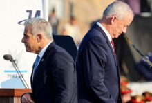 لبيد يطالب غانتس بالانسحاب من “أسوأ حكومة في تاريخ إسرائيل”