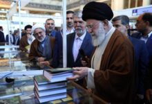 معرض الكتاب الدولي الخامس والثلاثين في طهران: من الكتاب الذي قرأه الإمام الخامنئي في السّجن إلى كتاب «تل أبيب سقطت»