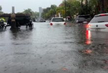 اخبار مترجمة :تم إعلان حالة الطوارئ في جنوب فلوريدا حيث تسبب هطول الأمطار المتواصل في فيضانات كبيرة
