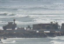 اخبار مترجمة :رصيف المساعدات العائم لغزة تم تفكيكه مؤقتا بسبب أمواج البحر الهائجة