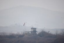 اخبار مترجمة : الجيش الكوري الجنوبي يقول إن الجنود الكوريين الشماليين عبروا الحدود وانفجرت الألغام | الأخبار العسكرية