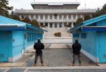 اخبار مترجمة : كوريا الجنوبية تقول إنها أطلقت طلقات تحذيرية بعد أن عبر جنود كوريون شماليون الحدود | الأخبار العسكرية