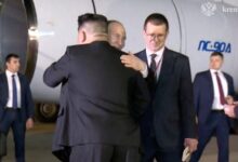 اخبار مترجمة : بوتين وكيم جونغ أون يتعانقان في بداية زيارة لكوريا الشمالية | الرئيس الروسي فلاديمير بوتين