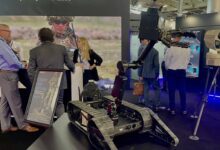 اخبار مترجمة :الروبوتات الأرضية التي تنقل الطائرات بدون طيار إلى المعركة هي اتجاه في معرض باريس للأسلحة
