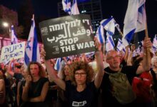 اخبار مترجمة :حماس تقول لا أنباء عن اتفاق التهدئة وسط احتجاجات عشرات الآلاف من الإسرائيليين | أخبار الصراع الإسرائيلي الفلسطيني