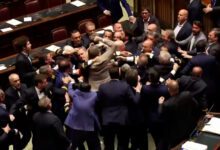 اخبار مترجمة : شجار في البرلمان الإيطالي حول الإصلاحات | سياسة