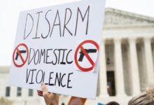 اخبار مترجمة :المحكمة العليا تؤيد القانون الذي يحظر على المعتدين المنزليين حيازة أسلحة