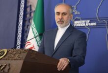 الخارجية الإيرانية تتابع قضية مواطن إيراني معتقل في فرنسا للإفراج عنه