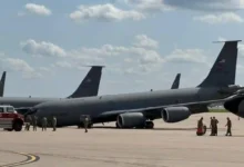 القوات الجوية تحقق في حادث طي معدات هبوط Kc-135 أثناء وقوفها في المطار