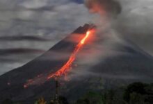 ثوران بركان جبل إيبو في إندونيسيا… وتحذير من فيضانات وحمم باردة