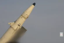 جماعة الحوثي تستعرض صاروخاً باليستيًا فرط صوتي في عملية استهداف لسفينة إسرائيلية في بحر العرب