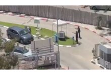جندي يلقي قنبلة صوت على مقر وزارة الجيش الإسرائيلي