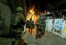 مداهمات واعتقالات في الضفة الغربية : الاحتلال يعتقل فلسطينيين من غزة في رام الله