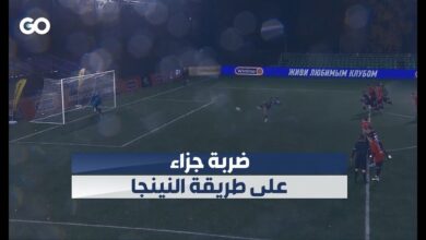 لاعب روسي ينفذ ركلة جزاء أكروباتية