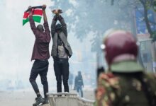اخبار مترجمة :محكمة كينية تعلق حظر الشرطة على الاحتجاجات في نيروبي | أخبار الاحتجاجات