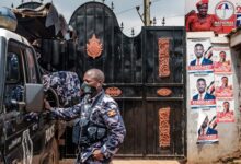 اخبار مترجمة :قوات الأمن تغلق مقر المعارضة الأوغندية قبل الاحتجاج | أخبار الفساد