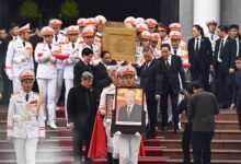 اخبار مترجمة :آلاف الأشخاص في فيتنام يشيعون جنازة زعيم الحزب الشيوعي ترونج | أخبار السياسة