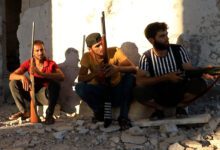 اخبار مترجمة :مزارعون سوريون يستهدفون ببنادقهم طائرات مسيرة محملة بالمتفجرات | حرب سوريا