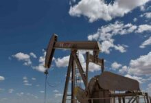 أسعار النفط ترتفع مدعومة بتراجع مخزونات الخام الأميركية