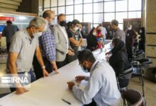 الإيرانيون يتوافدون إلى مراكز الاقتراع للإدلاء بأصواتهم بالجولة الثانية من الانتخابات الـ14