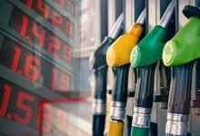 انخفضت اليوم اسعار المشتقات النفطية بمعدل ثلاثة الاف ليرة لصفحتي البنزين ٩٨ و٩٥ اوكتان و سبعة الاف ليرة لصفيحة المازوت .
