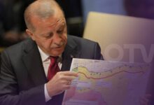 خيار أردوغان نحو سورية يفجّر علاقته بالميليشيات… وحرق أعلام وبيوت(البناء)