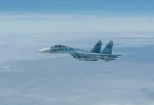 طائرة Su-27 روسية تعترض طائرة Rc-135 ومقاتلتين من طراز &Quot;يوروفايتر تايفون&Quot; بريطانية فوق البحر الأسود (فيديو)