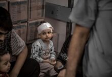 طفل أصيب في إحدى غارات الاحتلال على وسط قطاع غزة