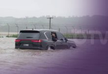 كيم جونغ أون يتفقد المناطق المتضررة من الفيضانات
