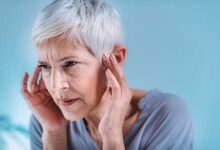 ما الذي يسبب طنين الأذن؟ وهل يُمكن علاجه؟