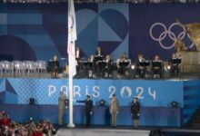 موقف محرج/ فرنسا ترفع العلم الأولمبي بالمعكوس+فيديو