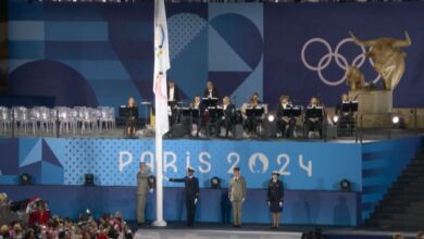 موقف محرج/ فرنسا ترفع العلم الأولمبي بالمعكوس+فيديو