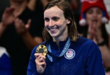 اخبار مترجمة :ليديكي تحصد لقب الأفضل على الإطلاق، والولايات المتحدة تحطم الرقم القياسي العالمي في السباحة الأولمبية | أخبار أولمبياد باريس 2024